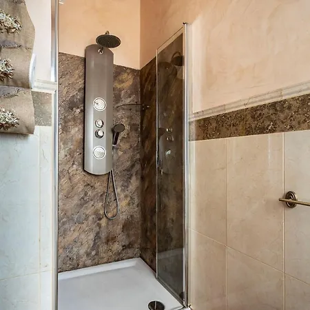 לינה וארוחת בוקר La Bauta 3*